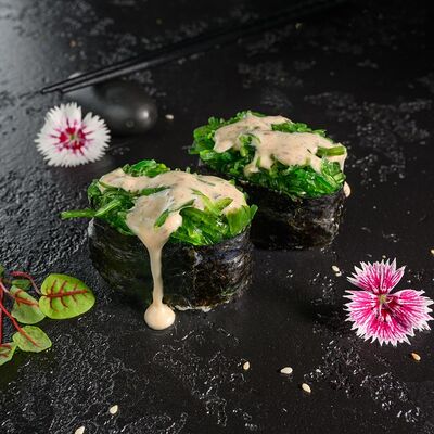 Гункан с водорослями чука в Суши Профи по цене 289 ₽