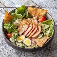 Цезарь Патари с цыпленком в Патари