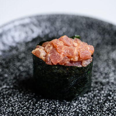 Гункан с тунцом в Under the sea по цене 320 ₽