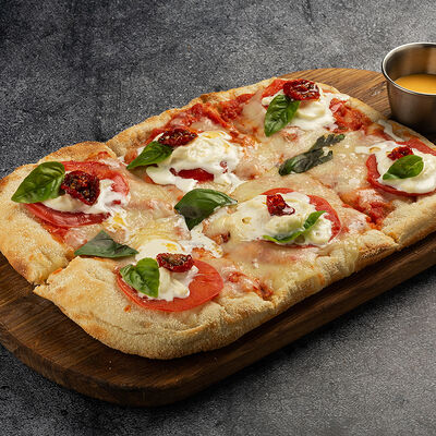 Пицца маргарита со страчателлой в BeerLogovo по цене 840 ₽