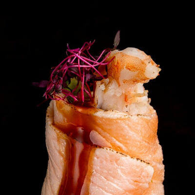 Суши в лососе опаленные с креветкой в Джонга по цене 220 ₽