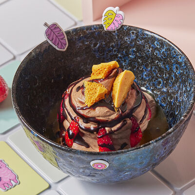 Шоколадный мусс с клубникой и карамелью в Шикари по цене 370