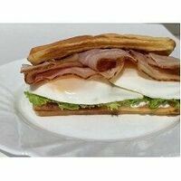 Классические вафли с омлетом и беконом в Маленькая Флоренция