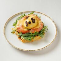 Вафля картофельная с лососем в Buana cafe