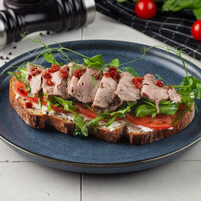 Брускетта с ростбифом в Вэллей кафе по цене 790 ₽