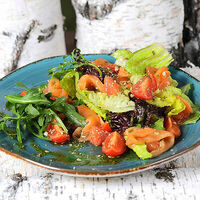 Микс-салат с лососем, томатами черри, апельсином и соусом в ФедяДичь