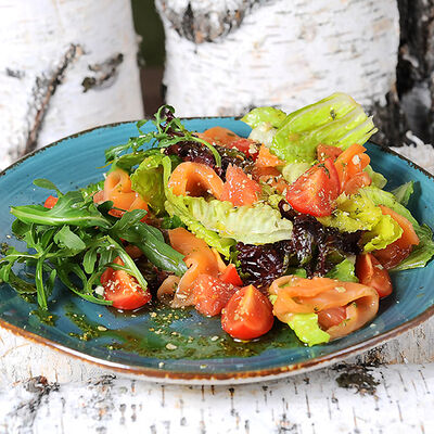 Микс-салат с лососем, томатами черри, апельсином и соусом в ФедяДичь по цене 770 ₽