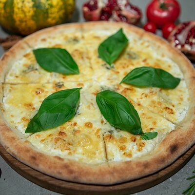 Пицца Четыре сыра в Пармезан и пури по цене 315 ₽