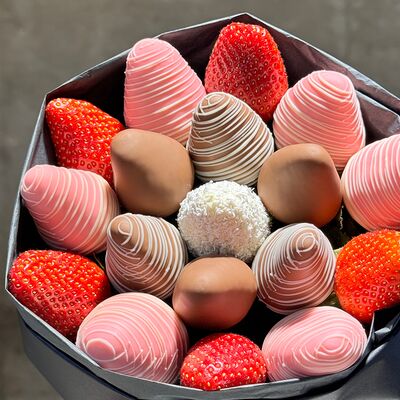 Клубника в шоколаде букет Нежностьв Клубника в шоколаде Simple Berry по цене 5990 ₽