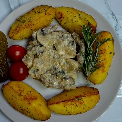 Бефстроганов из свинины с картофелем по-деревенски в Осетринка по цене 490 ₽