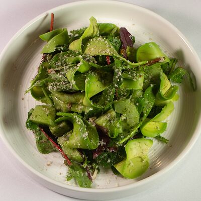 Зеленый салат с авокадо и кивив APOLLO по цене 645 ₽