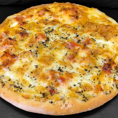 Лепешка с томатами и базиликом в Пекарня Буханка по цене 155 ₽