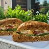 Сэндвич с беконом и жареной моцареллойв Friends Market по цене 550