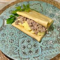 Блинчик с мясом и картофельным пюре в Самовар