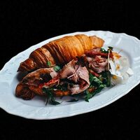 Круассан с копченой говядиной в Лаверна