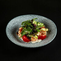 Салат с креветками в Mimi