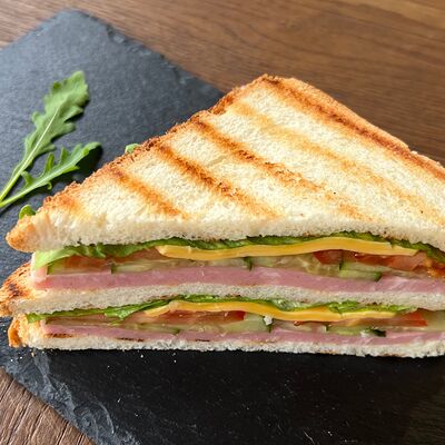 Сэндвич с ветчиной и сыром в Кофейня Безе по цене 350 ₽