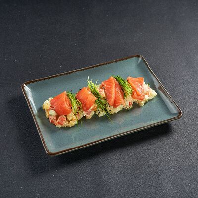 Оливье со слабосоленым лососем и запеченными овощами в Lafa Lounge по цене 590 ₽