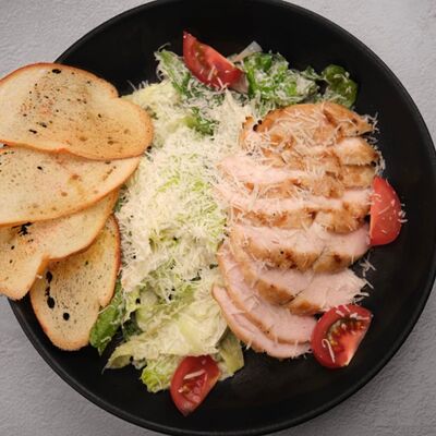 Салат Цезарьв THEКУХНЯ по цене 400 ₽