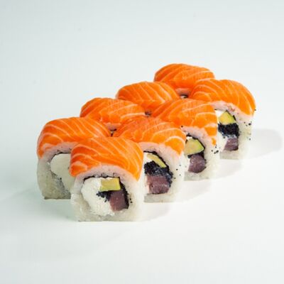 Филадельфия с чёрной икрой тобико в ЁБИСАН по цене 1309 ₽