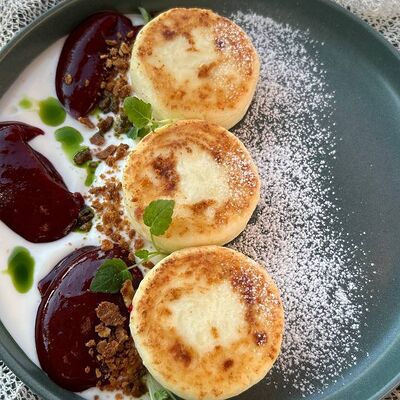 Сырники с рикоттой и вишнёвым соусомв Nonna bonna по цене 630 ₽