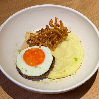 Бифштекс из мраморной говядины с картофельным пюрев Городское кафе N31 по цене 441 ₽