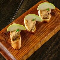 Тапас с паштетом из куриной печени и яблочным мармеладом в Па-Паэлья