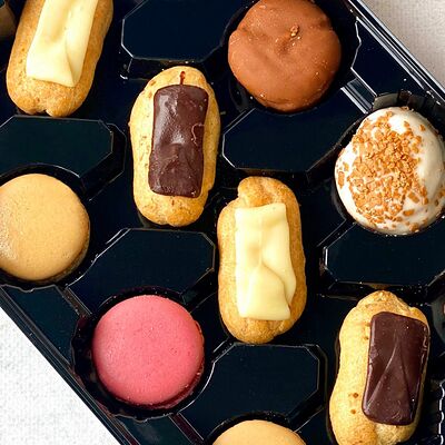 Ассорти из мини-эклеров, профитролей и макарун в Cheese-cake.ru по цене 590 ₽