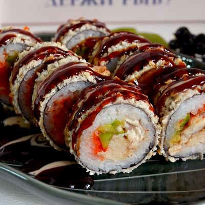 Жареный ролл с угрём в Держи рыбу по цене 1000 ₽