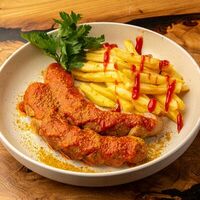 Currywurst с картофелем фри в Spaten Haus Grand