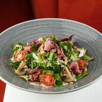 Салат с ростбифом и грибами в Лебовски Пицца и Боулинг