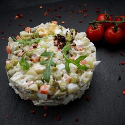 Оливье с колбасой в Тут пекут по цене 290 ₽