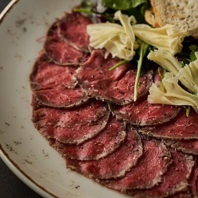 Подкопченное карпаччо из говядины в MeatBarrique по цене 2040 ₽