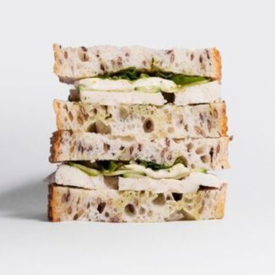 Сэндвич с курицей на льняном хлебе в Surf Coffee x Maverick по цене 290 ₽