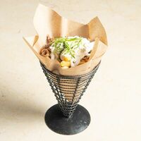 Картофель фри с говядиной, вешенками и трюфельной сметаной в Manneken Pis