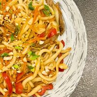 Лапша жареная с говядиной в Nomad