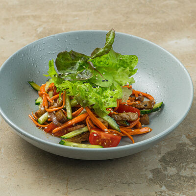 Азиатский салат со свининой в Бали по цене 468 ₽