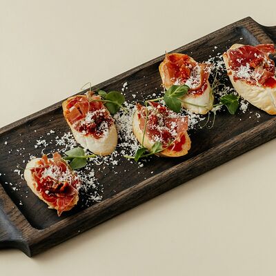 Тапас с хамоном и вялеными томатами в Siesta по цене 690 ₽