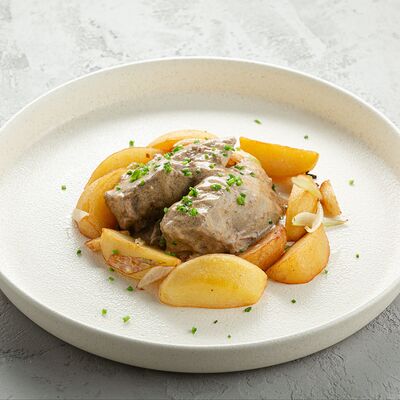 Говяжий язык в трюфельном соусе с жареным картофелем в Шато Винтаж по цене 1140 ₽