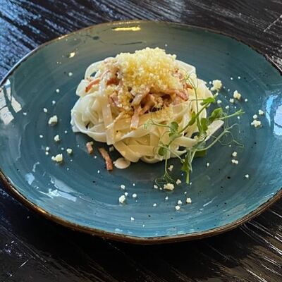 Лапша пшеничная с беконом, сливками и сыром в Длинный нос по цене 340 ₽