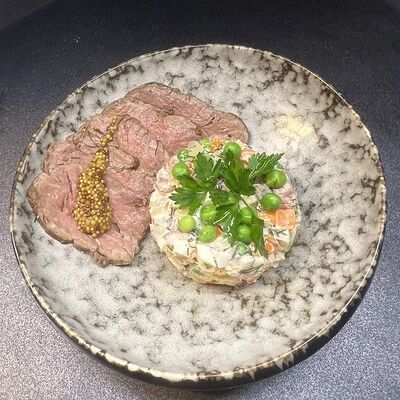 Оливье с ростбифомв Лось Лосось по цене 950 ₽