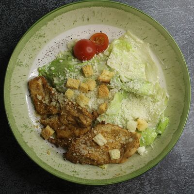 Салат Цезарь с курицей в Кафе Aladdin по цене 459 ₽