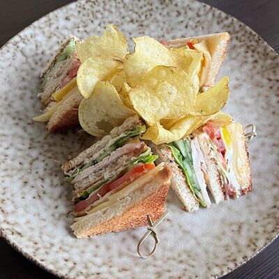 Клаб-сэндвич с курицей и яйцом в ROZENSHTEYN loft cafe по цене 700 ₽