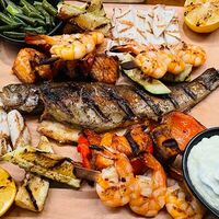 Рыба и морепродукты на компанию в Мадьяр-Гриль