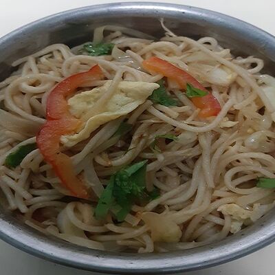 Вегетарианская жареная лапша (Vegetable fried noodles) в Little India OM-NIRVANA по цене 450 ₽