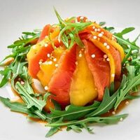 Летний салат с манго и красной рыбой в GASTROFISH