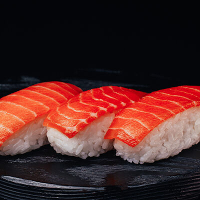 Суши с лососем в BBS Kitchen по цене 649 ₽