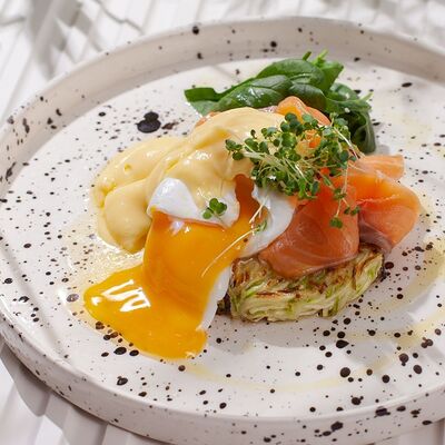 Драник из цукини с яйцом пашот и лососем в En Ferio по цене 850 ₽
