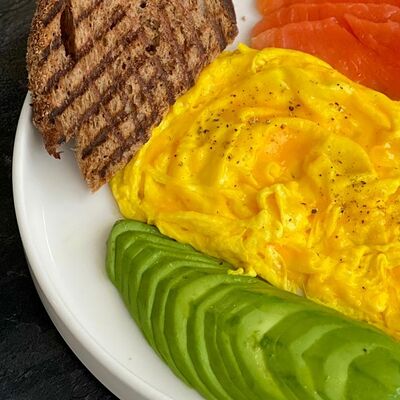 Яйцо скрэмбл с лососем и томатами в Berberry & ptichka по цене 599 ₽