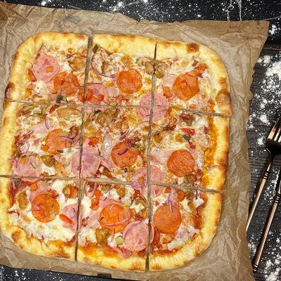 Пицца супер мясная в Kirova street по цене 700 ₽